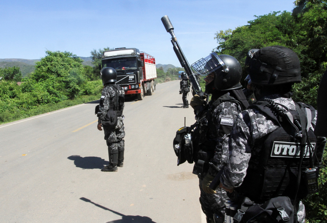 Operativo tras desbloqueo de una ruta en Bolivia. Foto: Reuters.