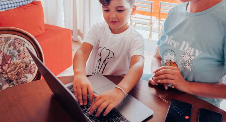 Niños, computadora, tecnología. Foto: Pexels.