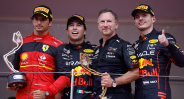 Christian Horner junto a los pilotos de Red Bull y Carlos Sainz. Foto: REUTERS.