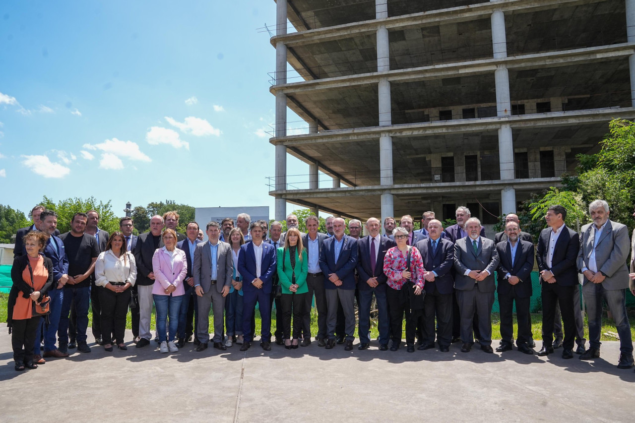 Gustavo Menéndez junto a rectores y vice Rectores en San Martín