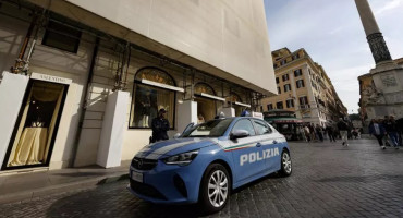 Robo a un local de Valentino en Roma. Foto: @Agenzia_Ansa.