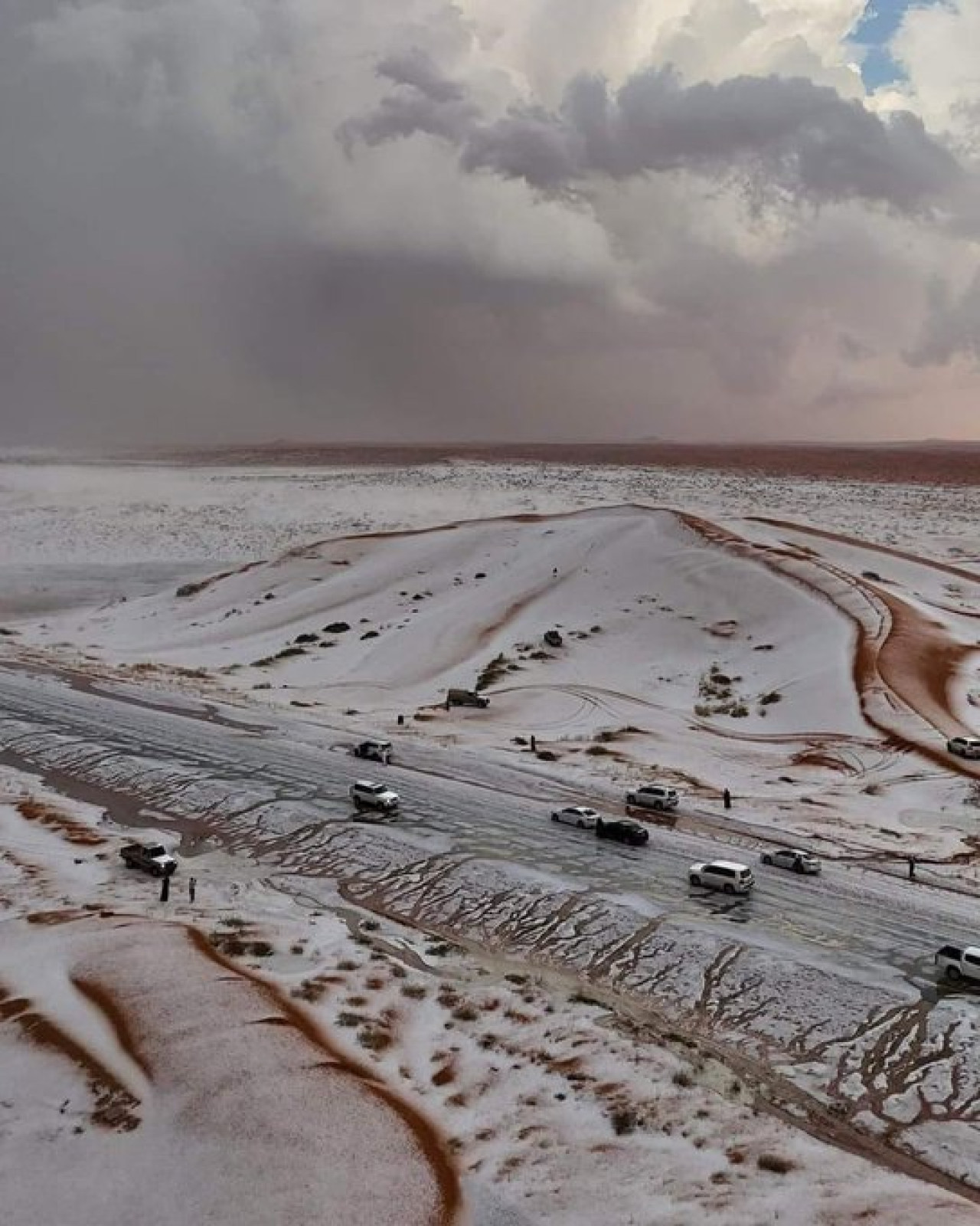 Las nevadas convirtieron un entorno árido en un paisaje invernal en Al-Jawf, Arabia Saudita. Foto X @samrujlok