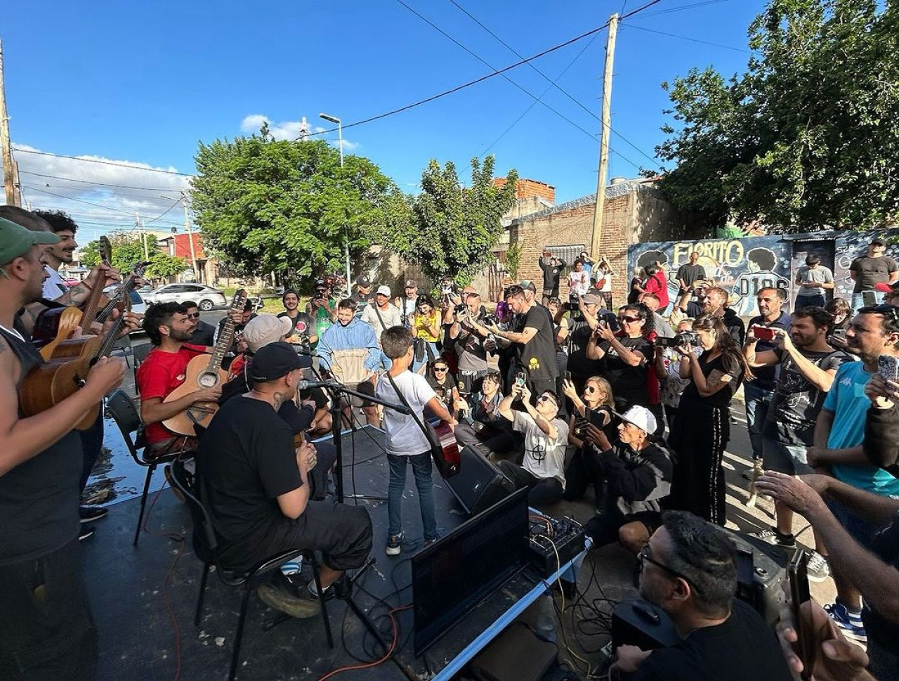 Visita de Manu Chao a la casa de Diego Maradona en Villa Fiorito. Foto: Instagram.