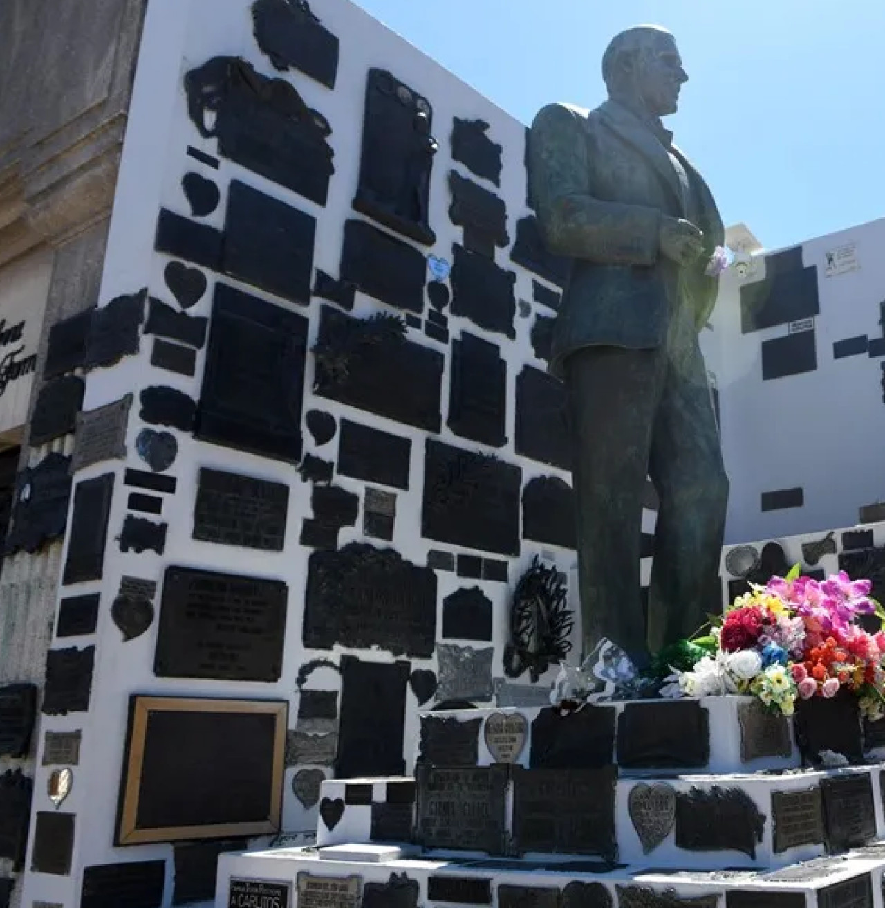 Tumba de Gardel en el cementerio de la Chacarita