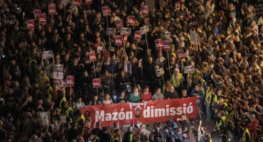 Manifestantes piden la renuncia del presidente de Valencia, Carlos Mazón. Foto: EFE