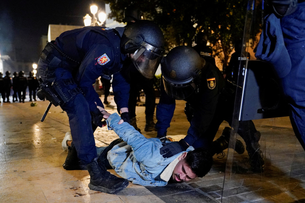 Enfrentamientos ente manifestantes y la policía en Valencia. Foto: Reuters