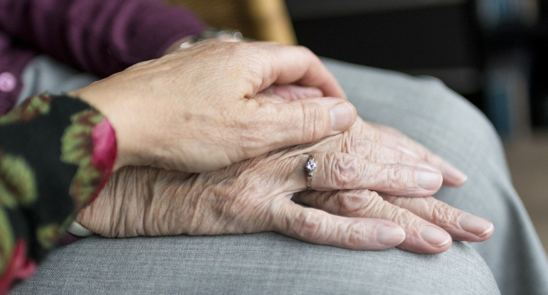 Abuela, familia. Foto: Pexels.