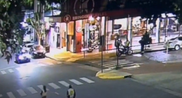 Un motociclista atropelló a un agente de tránsito. Foto: Captura de video.