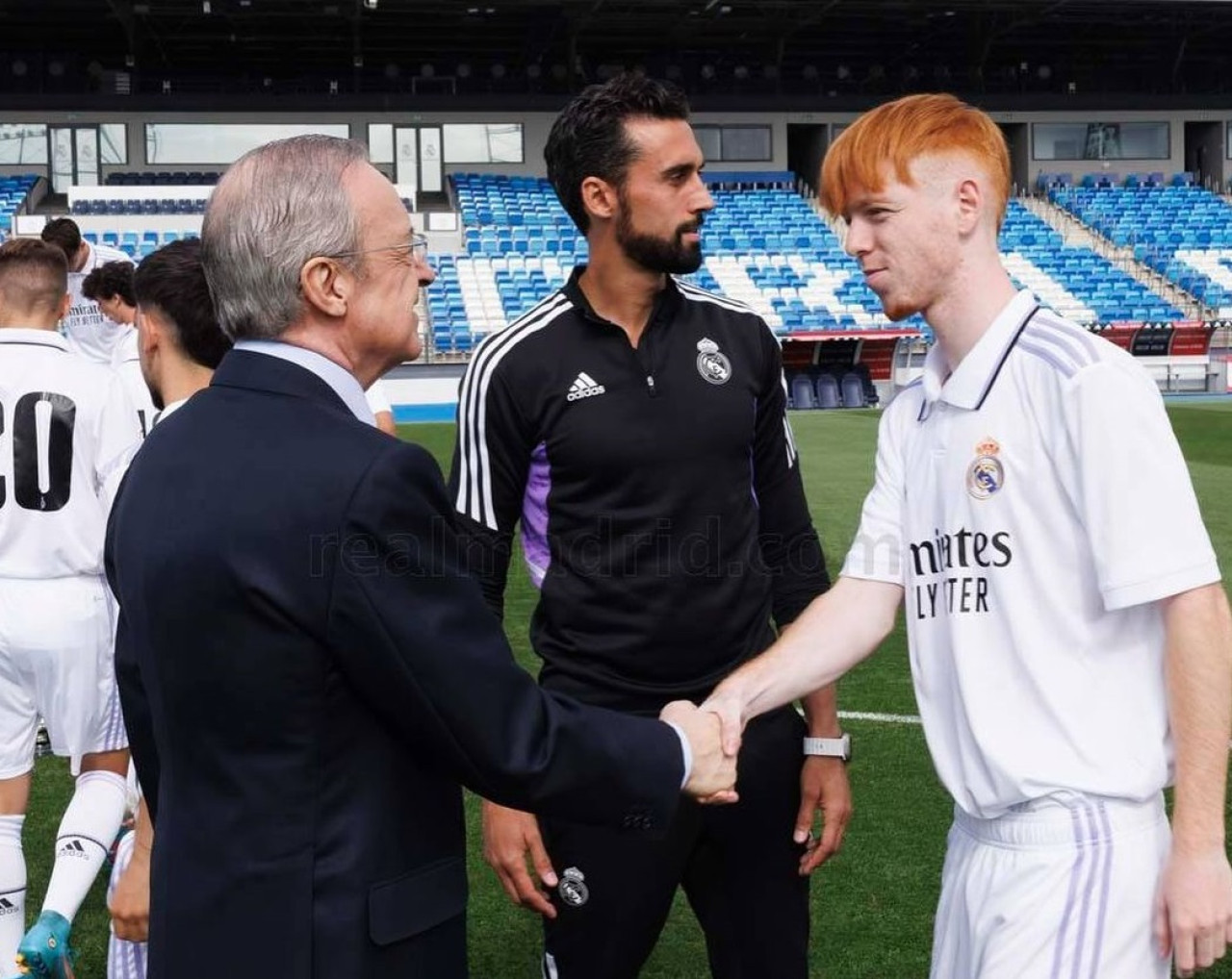 El saludo entre Florentino Pérez y Marc Cucalón. Foto: Instagram @marc_cucalon6.