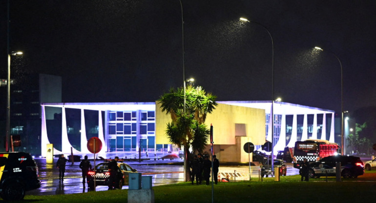 Explosión en los alrededores de la Corte Suprema de Brasil. Foto: REUTERS.