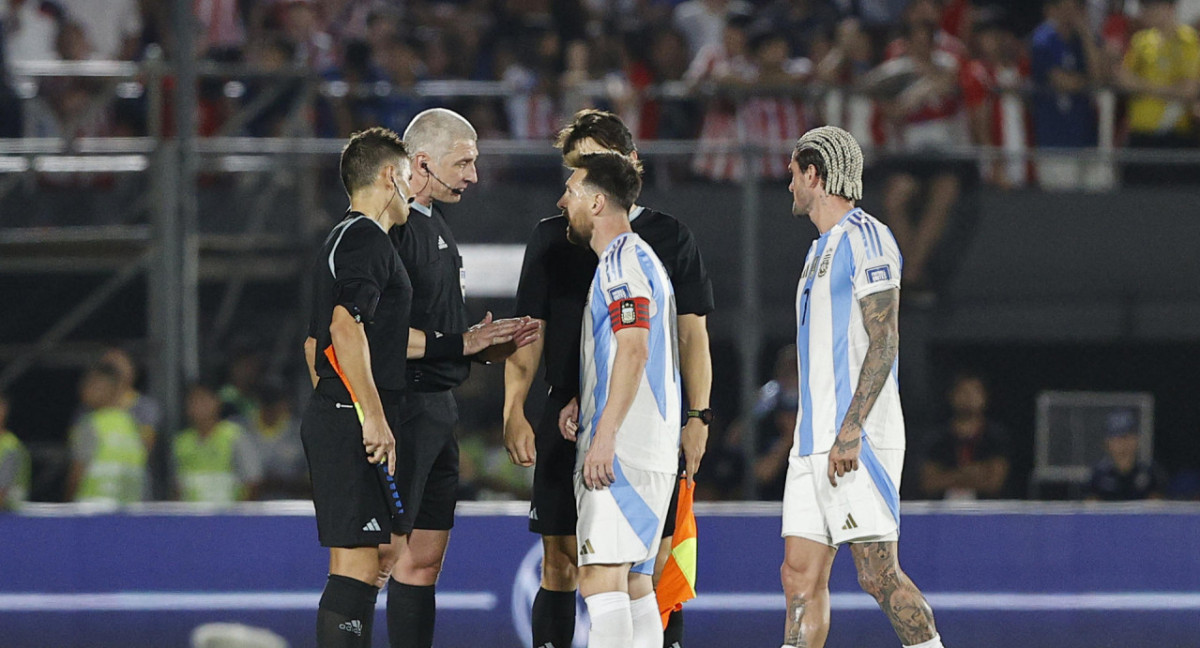 Reclamo de Messi a Daronco en el partido entre Paraguay y Argentina por Eliminatorias. Foto: EFE.