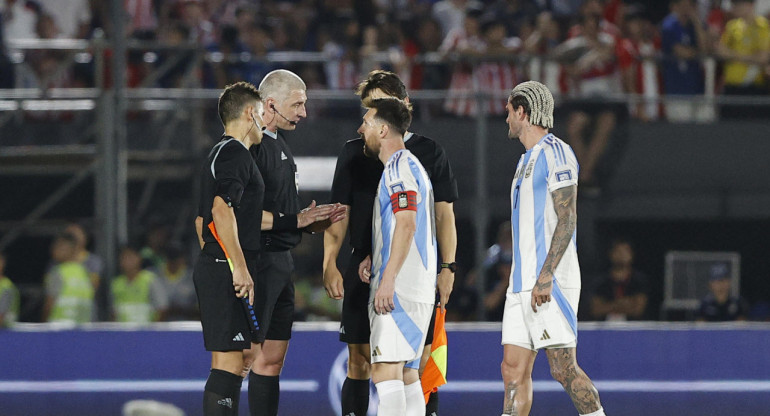 Reclamo de Messi a Daronco en el partido entre Paraguay y Argentina por Eliminatorias. Foto: EFE.