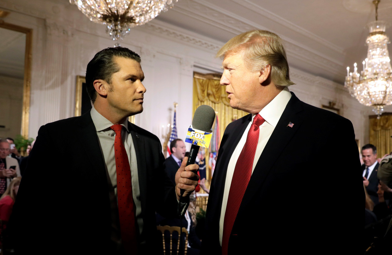 Pete Hegseth y Donald Trump. Foto: REUTERS.