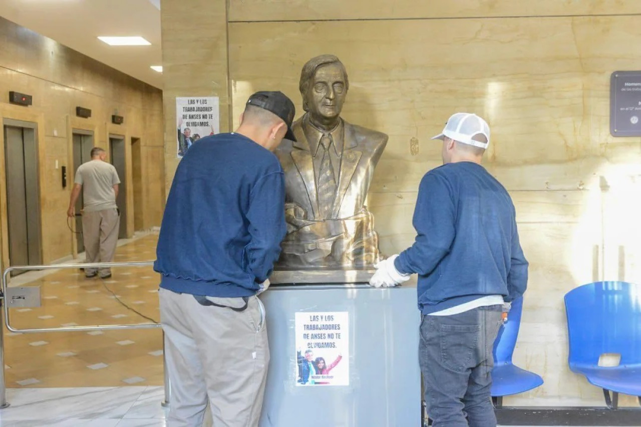 Retiro del busto de Néstor Kirchner de la sede de ANSES. Foto: NA.