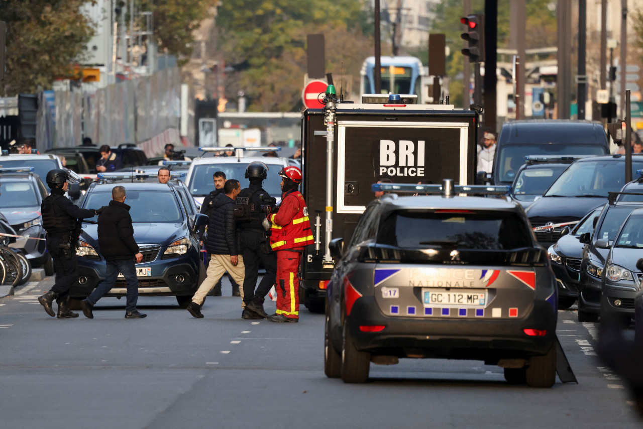 Toma de rehenes en un restaurante de las afueras de París. Foto: REUTERS.