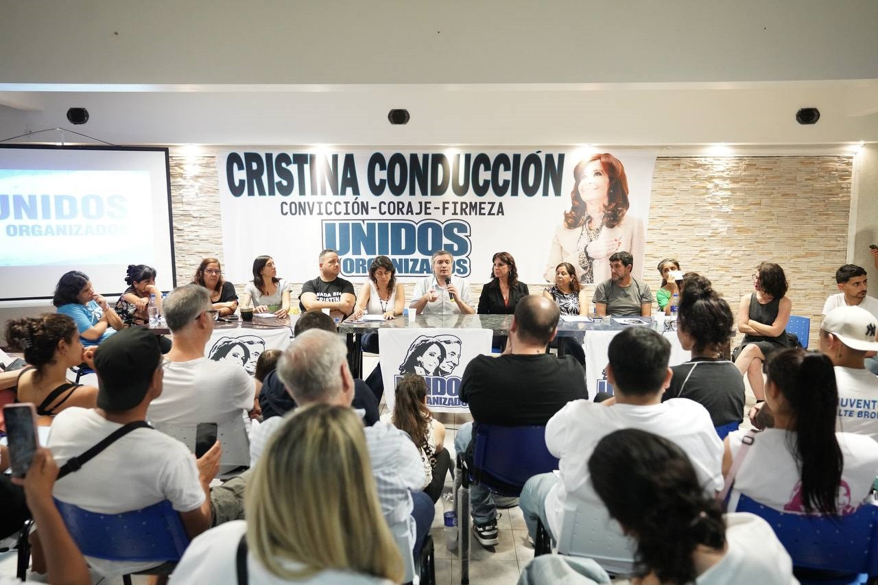 Máximo Kirchner en el planerio de Unidos y Organizados. Foto: Prensa.