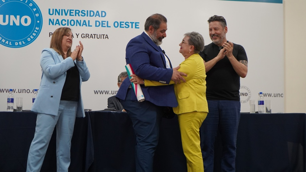 Gustavo Menéndez entregó los títulos a los graduados 2024 de la Universidad Nacional del Oeste