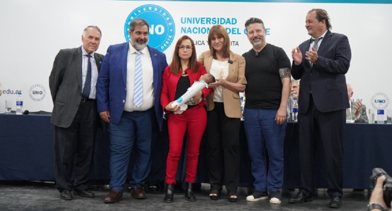 Gustavo Menéndez entregó los títulos a los graduados 2024 de la Universidad Nacional del Oeste