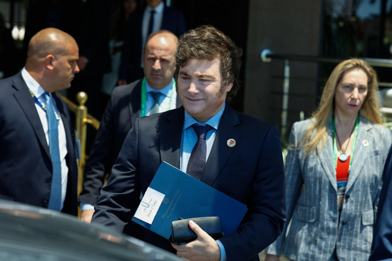 Javier Milei, camina a la salida del hotel Othon Palace, en la playa de Copacabana previo a la cumbre de G20 en Rio de Janeiro (Brasil). EFE