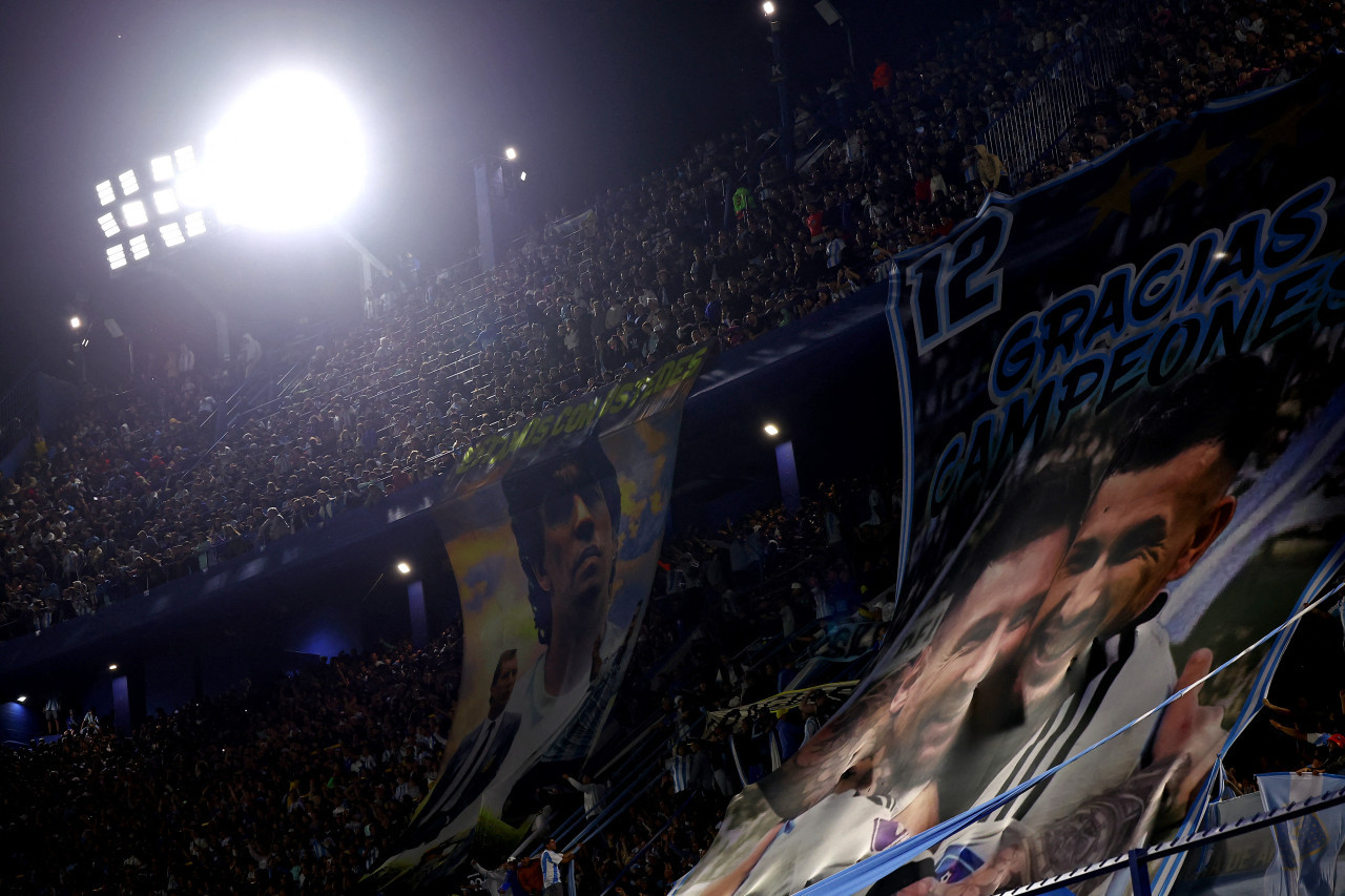 Banderas en La Bombonera. Foto: Reuters.