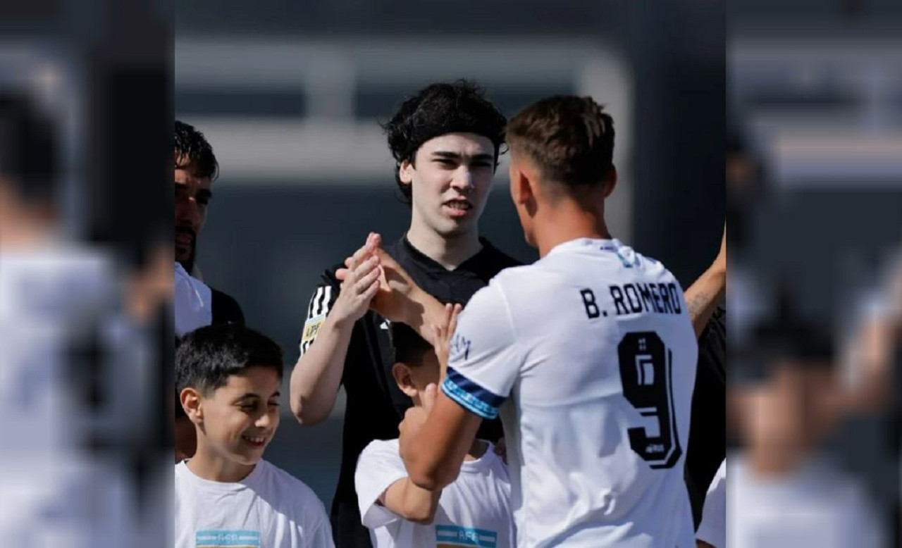 El saludo entre el streamer "Spreen" y el goleador de Vélez, Braian Romero. Foto: NA.