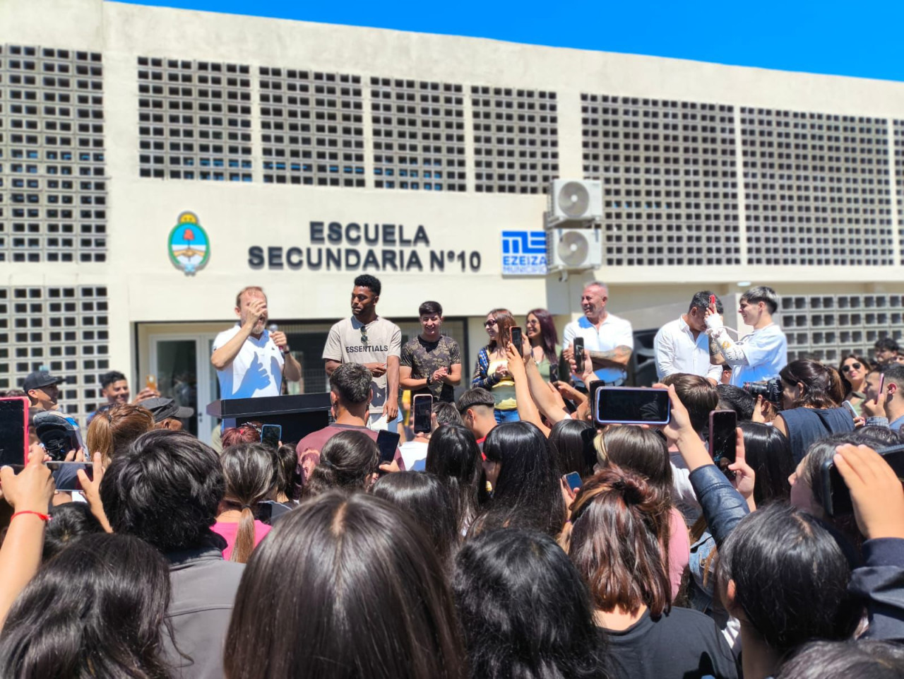 Miguel Borja y Gastón Granados inauguraron una plaza y una cancha de fútbol en Ezeiza