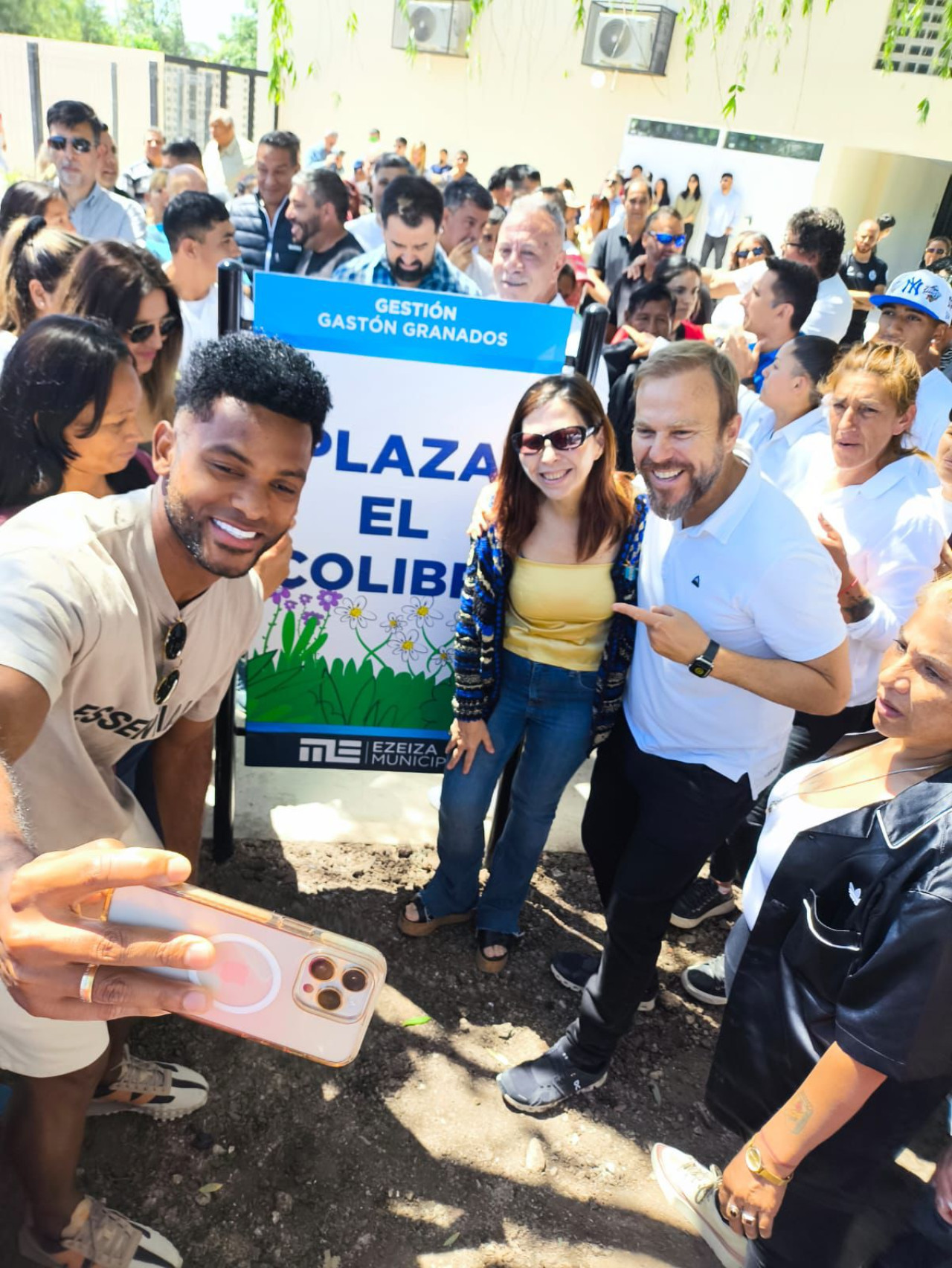 Miguel Borja y Gastón Granados inauguraron una plaza y una cancha de fútbol en Ezeiza