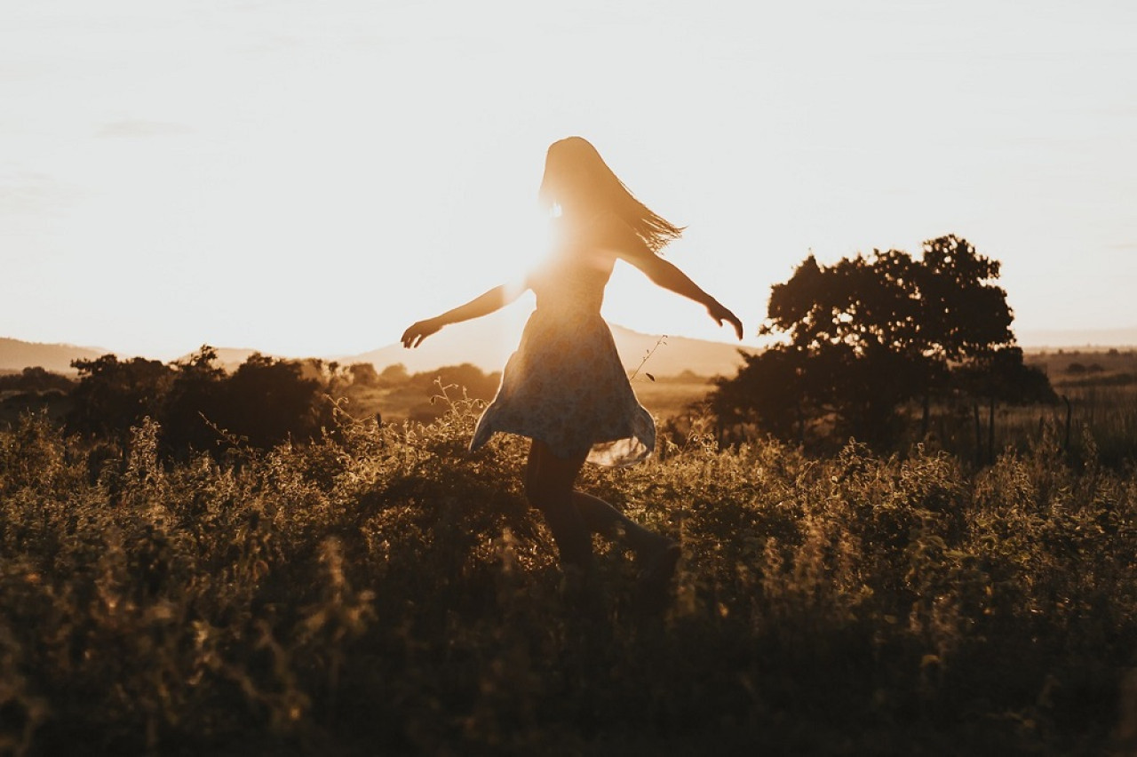 Mujer, naturaleza, felicidad, libertad. Foto: Pixabay.