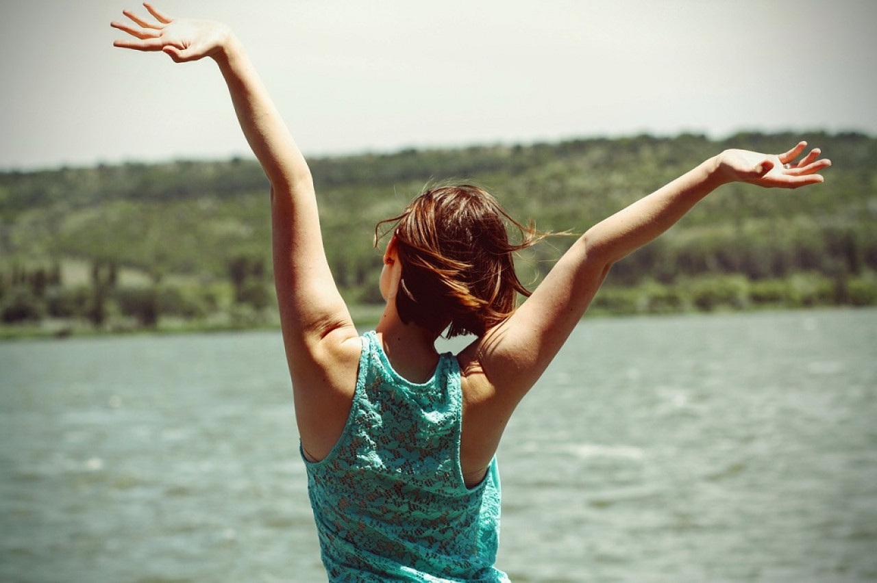 Mujer, naturaleza, felicidad, libertad. Foto: Pixabay.