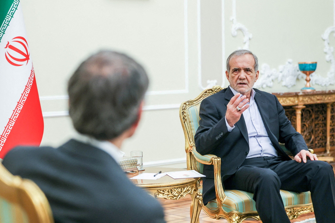 Rafael Grossi reunido con Masoud Pezeshkian en su visita a Irán. Foto: Reuters.