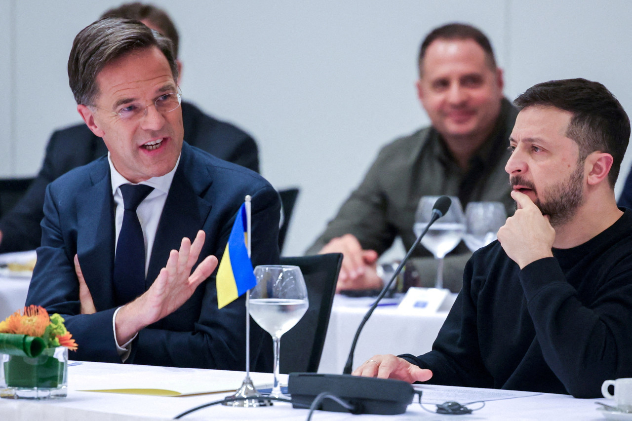 Mark Rutte y Volodimir Zelenski. Foto: Reuters.