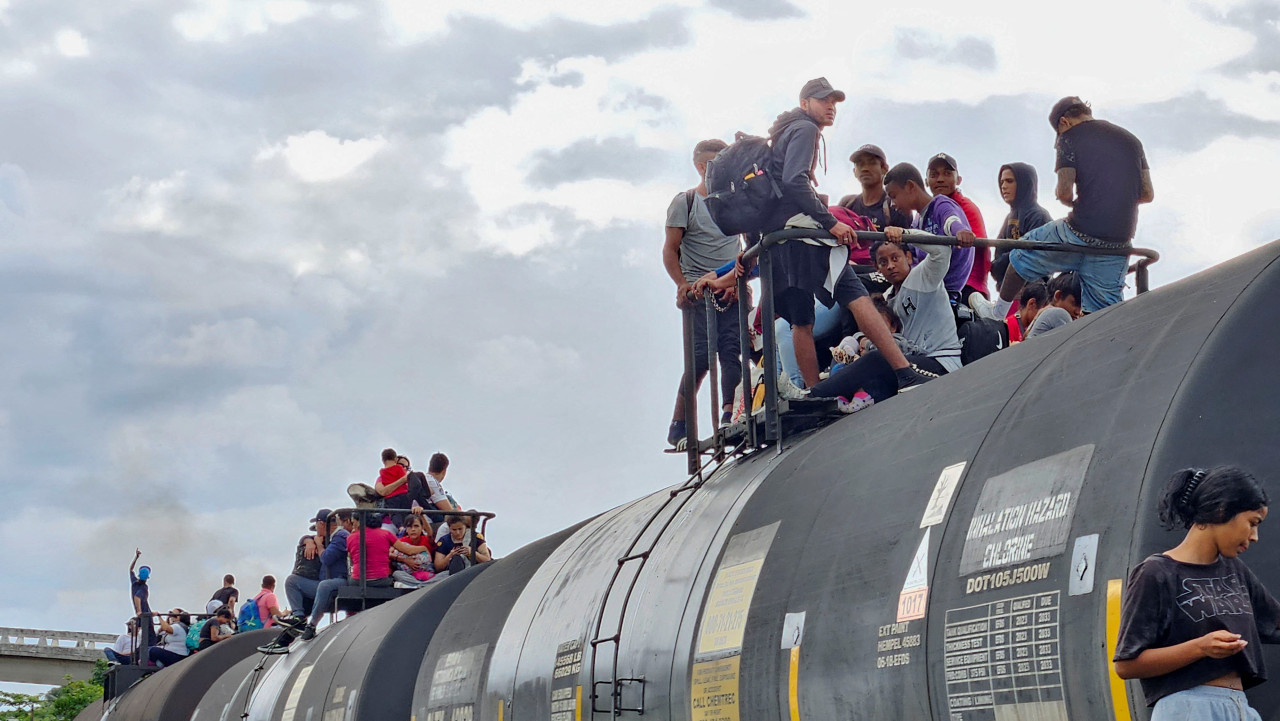 En México, los migrantes esperan arriba de los trenes para llegar a Estados Unidos. Foto: Reuters.