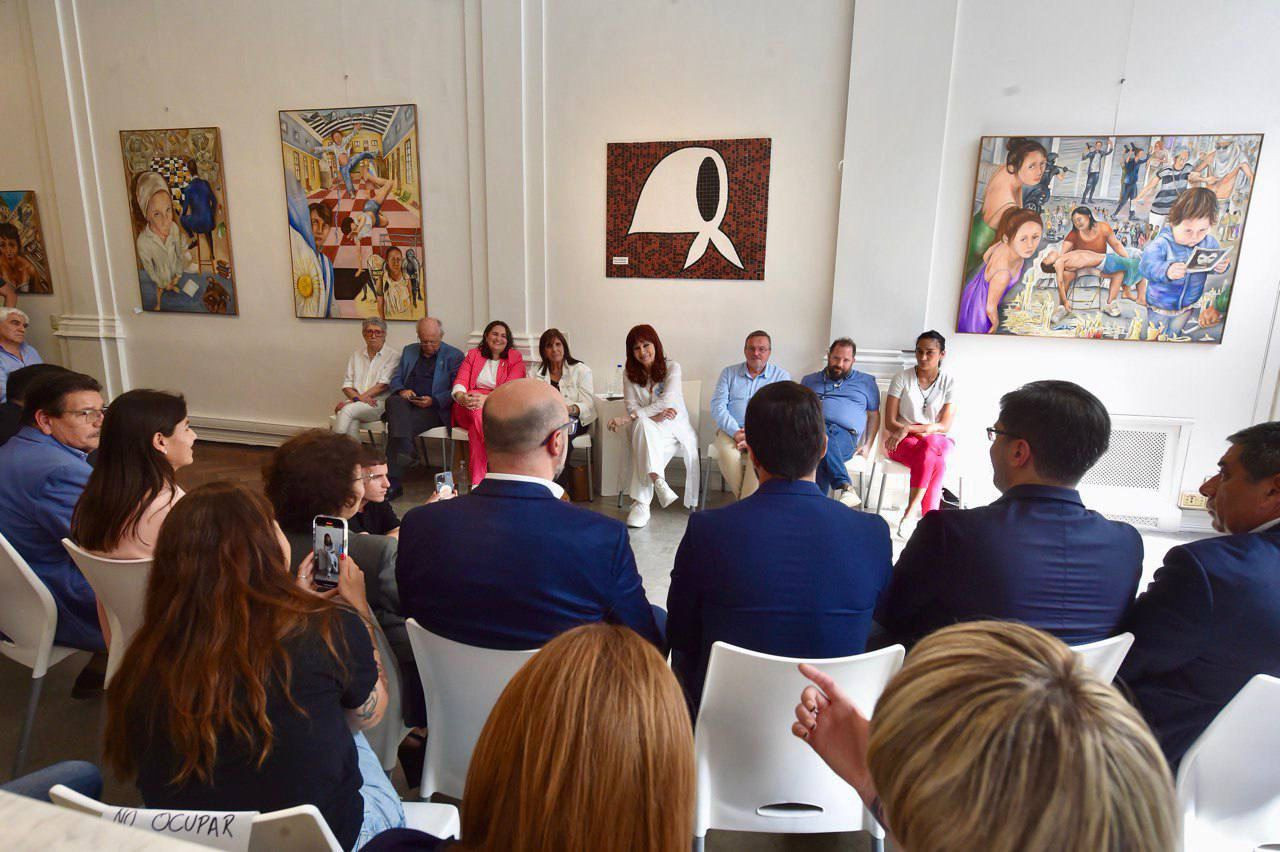 Cristina Fernández de Kirchner junto a militantes en el Instituto Patria