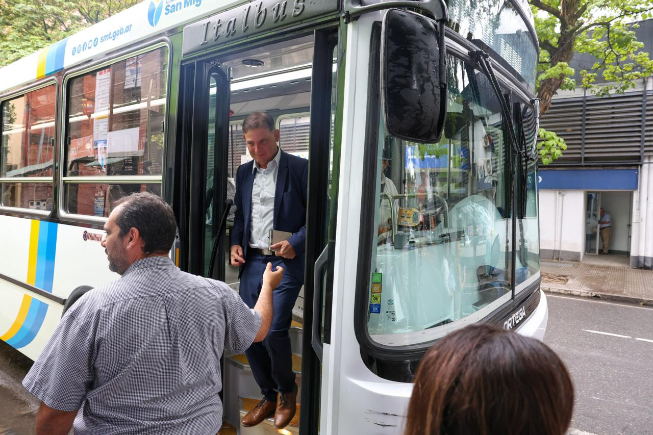 Rossana Chahla, intendenta de San Miguel de Tucumán, subió a todo su Gabinete al colectivo. Foto: Prensa