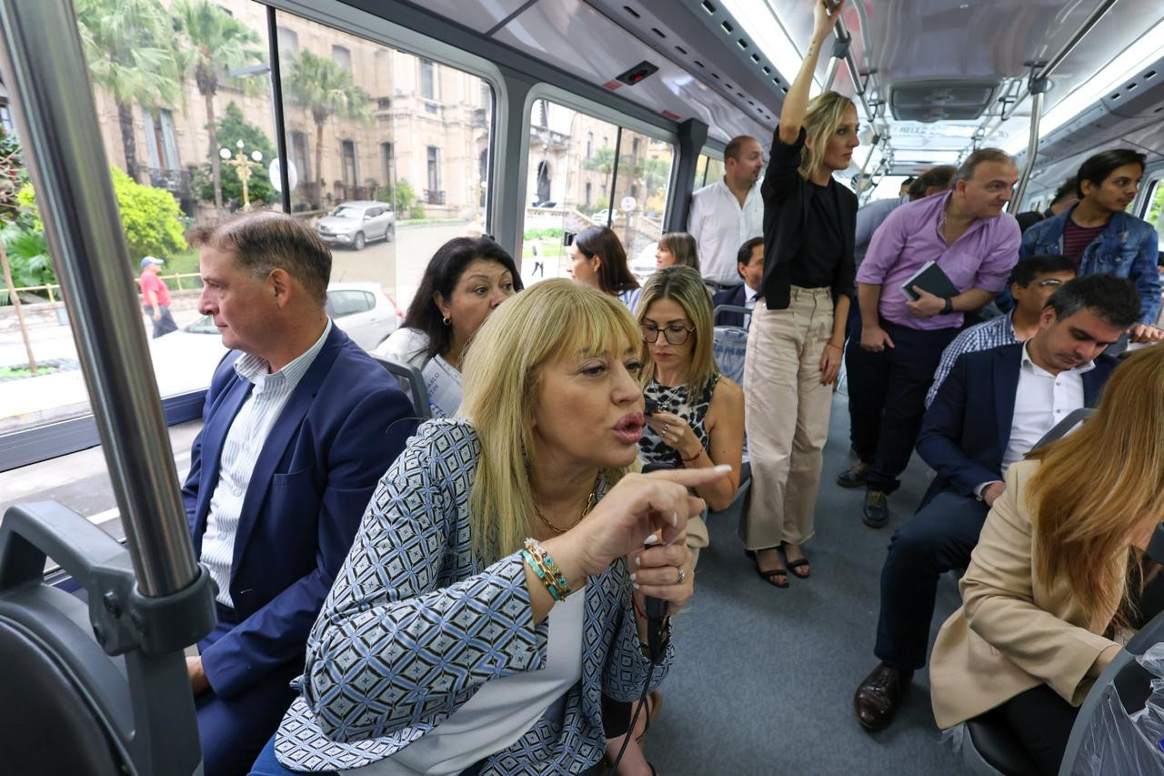 Rossana Chahla, intendenta de San Miguel de Tucumán, subió a todo su Gabinete al colectivo. Foto: Prensa