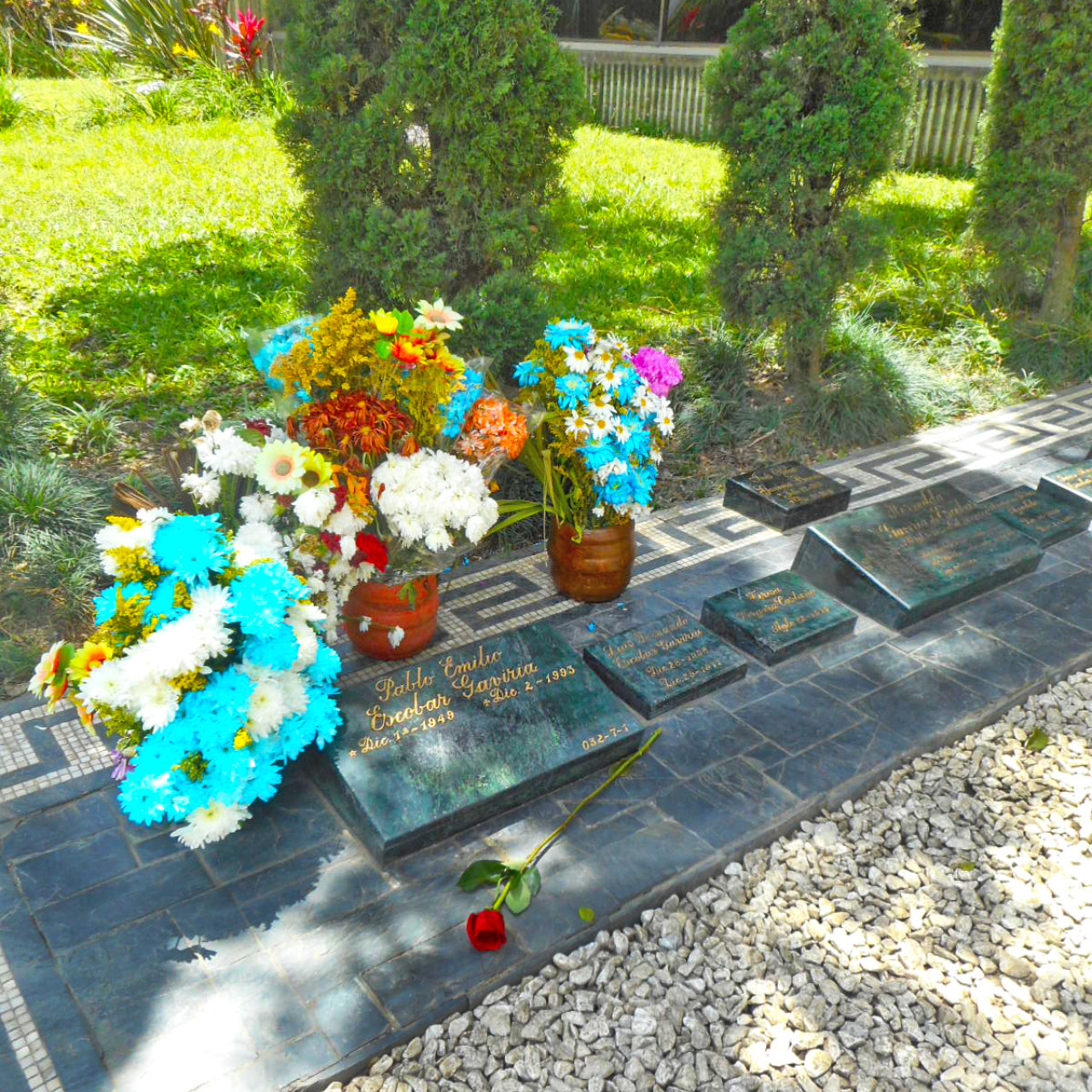 Tumba de Pablo Escobar en un cementerio de Itagüí, Colombia. Foto: Wikipedia.