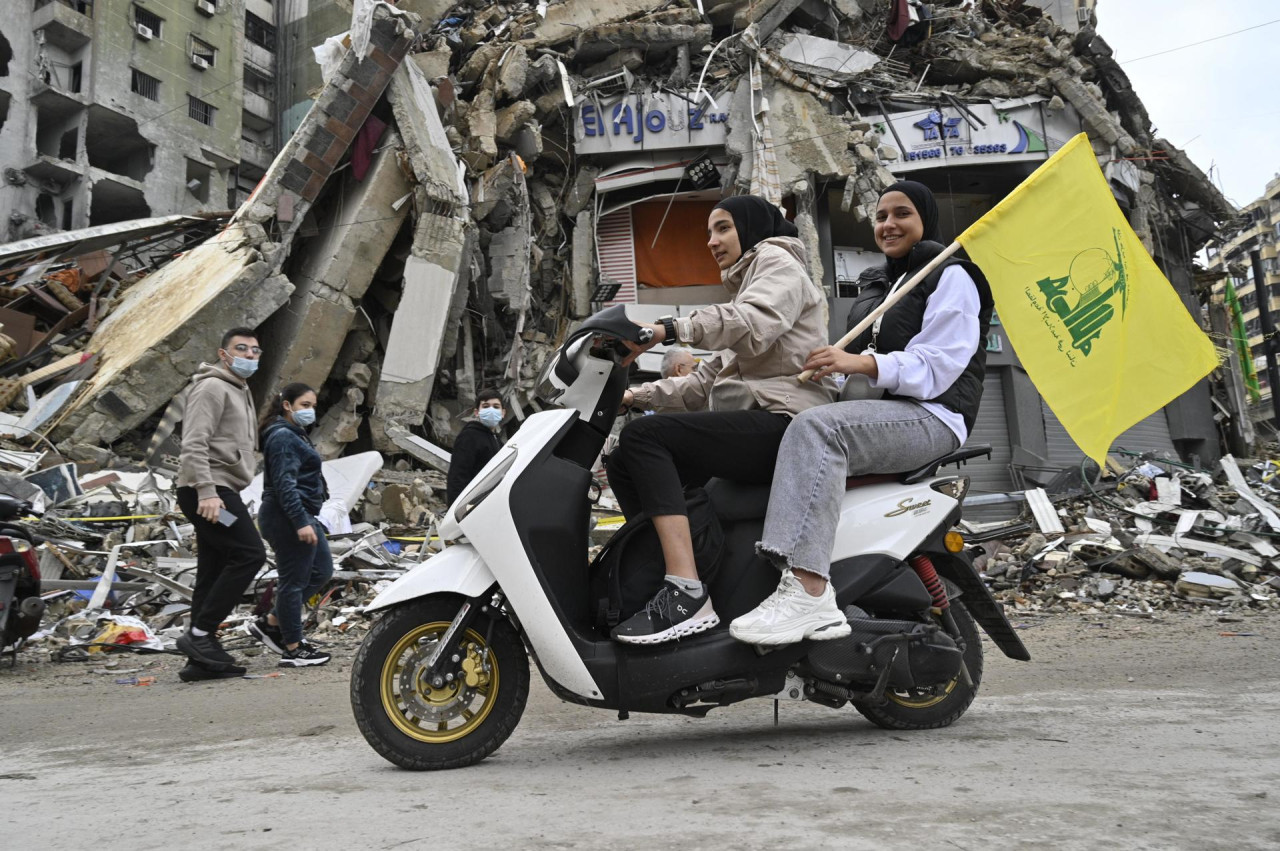 Banderas de Hezbollah en las calles de El Líbano. Foto: EFE.