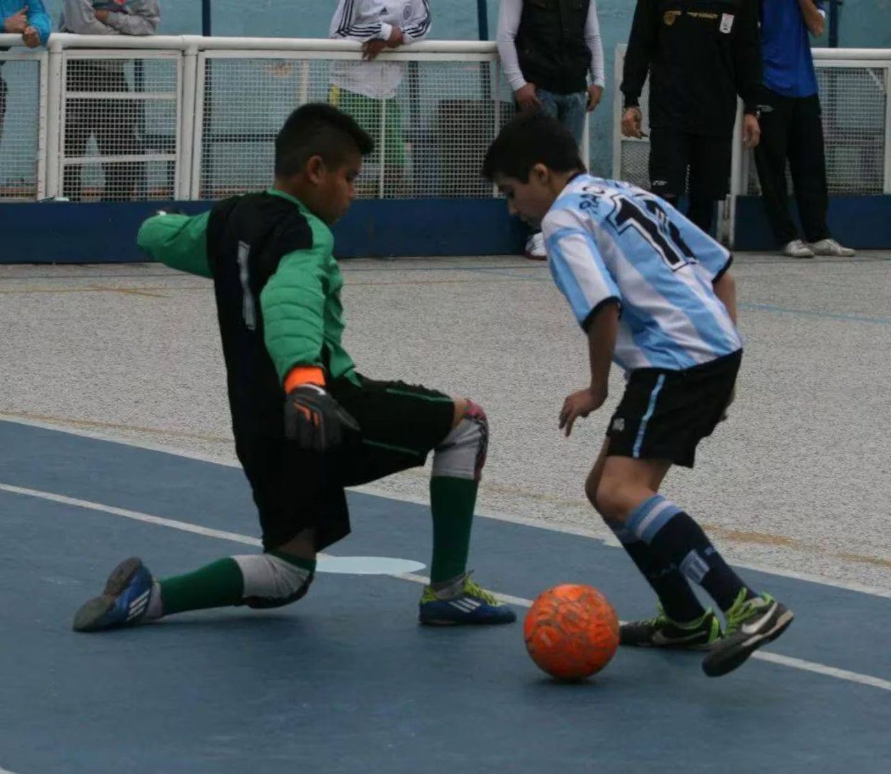 Pedro 2017 formó parte del equipo de futsal de Racing en la sede de Villa del Parque. Foto: Pedro AKD/Facebook