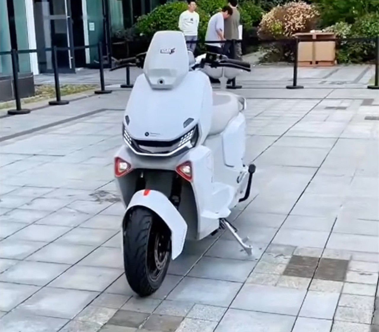 El scooter autónomo de Huawei. Foto: captura.