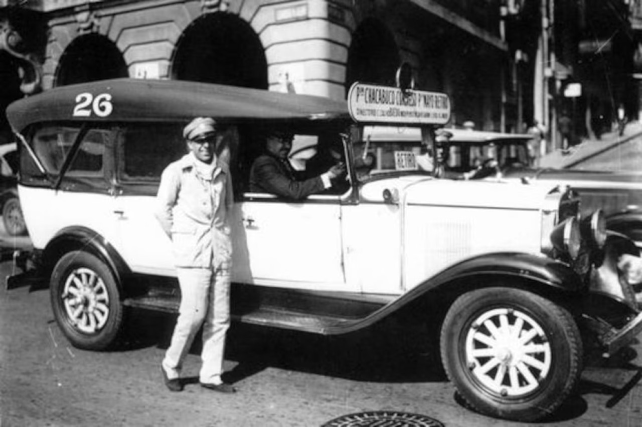 Los autos colectivos eran un poco más grandes que los automóviles convencionales. Foto: Archivo General de la Nación