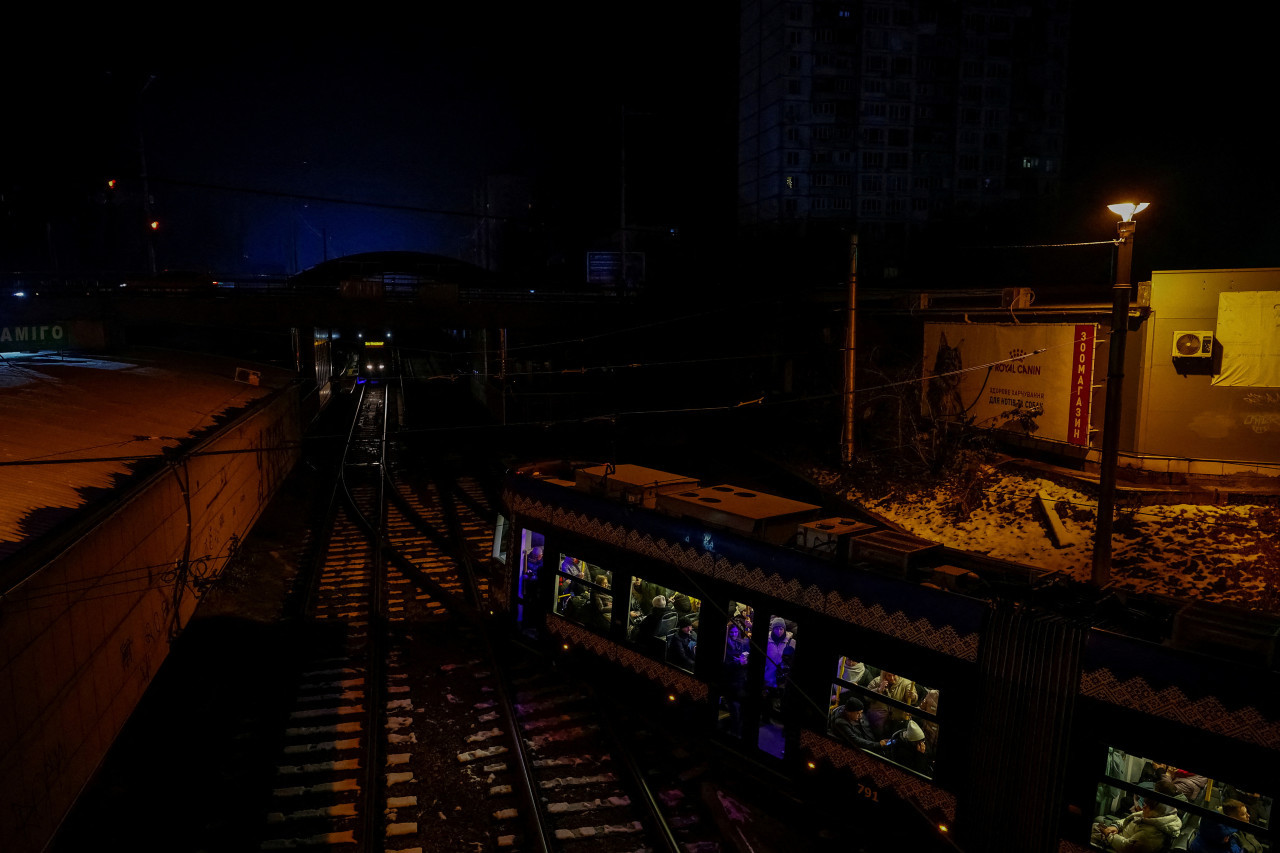 Corte de energía eléctrica en Ucrania tras ataque ruso. Foto: REUTERS.