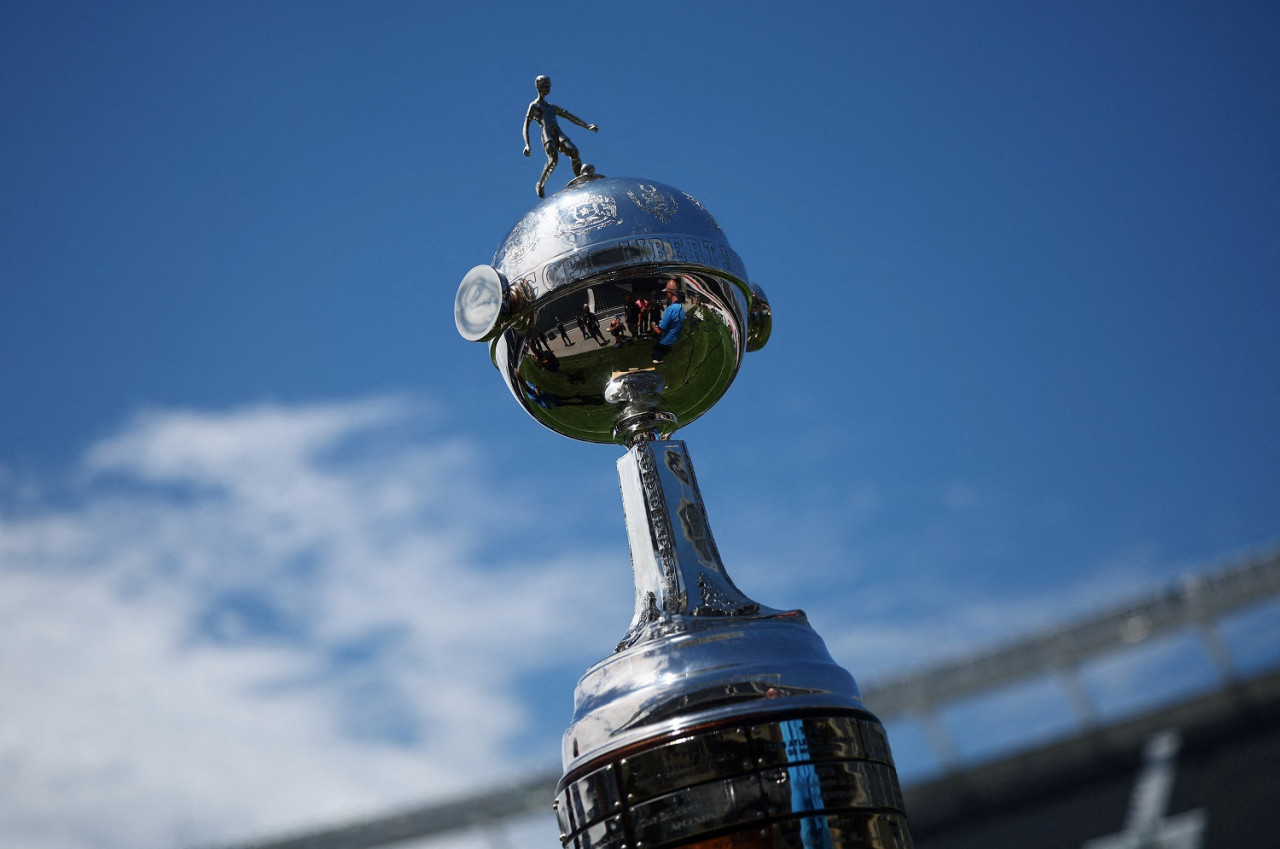 El trofeo de la Copa Libertadores en el Monumental. Foto: Reuters