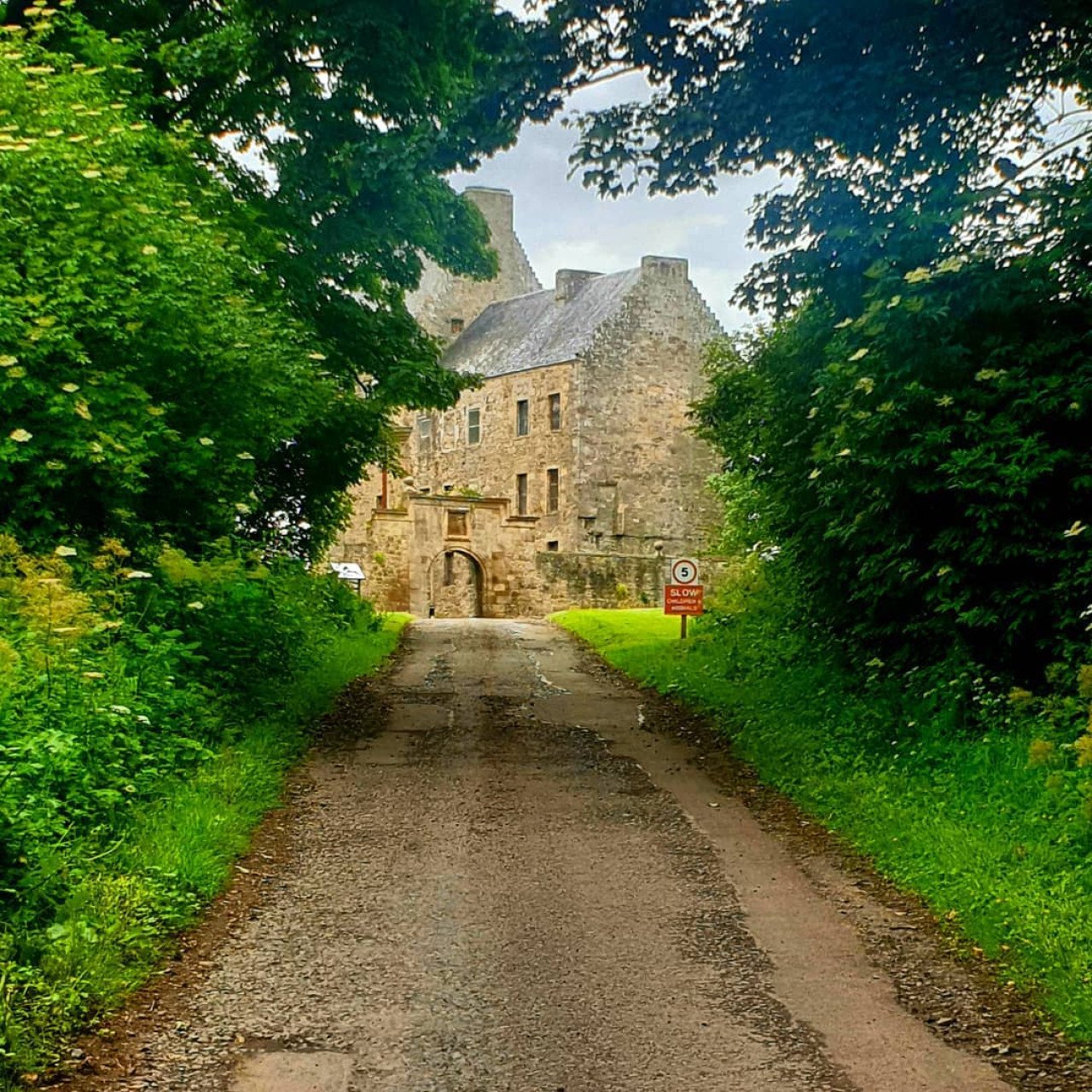 Castillo Lallybroch. Foto: Instagram @descubreescocia