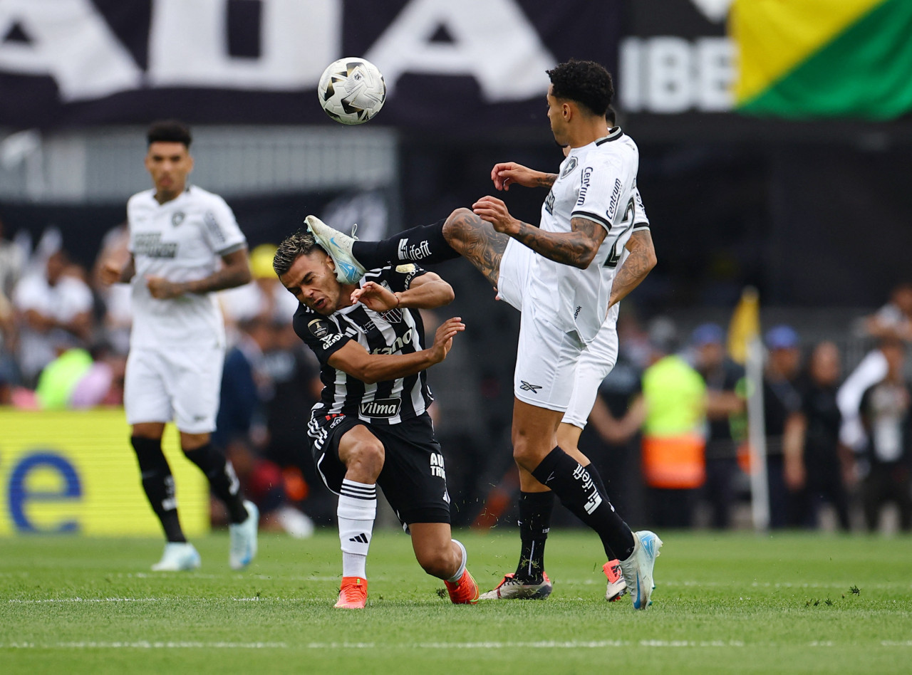 La patada de  Gregore contra Fausto Vera; final Copa Libertadores. Foto: Reuters