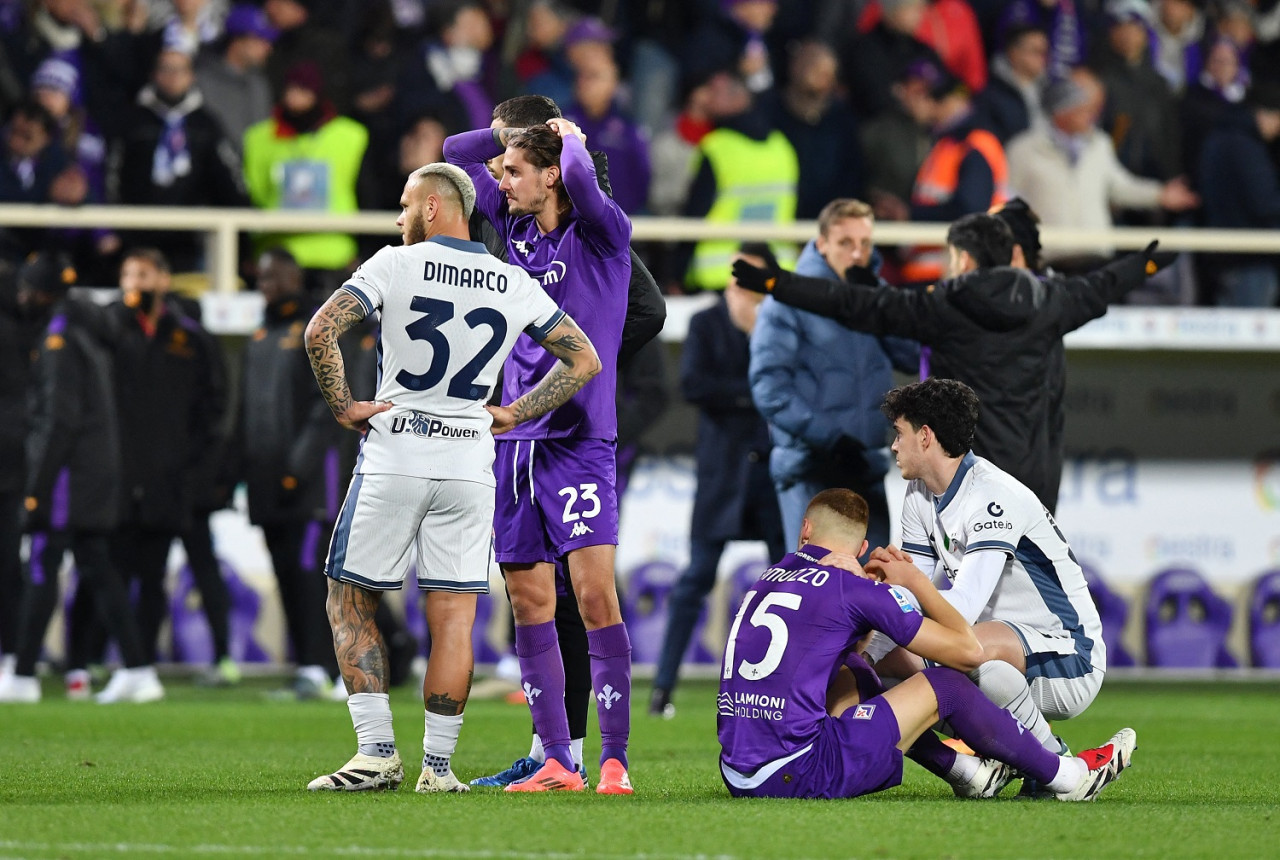 Preocupación en Fiorentina-Inter por la descompensación de Edoardo Bove. Foto: Reuters