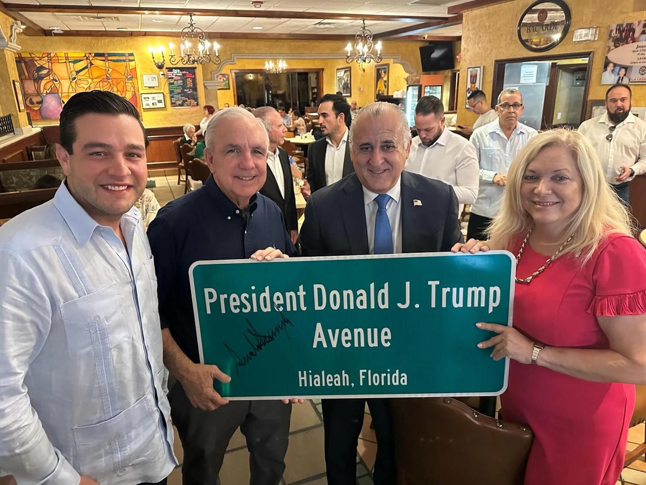 "President Donald J. Trump Avenue". Foto: EFE.