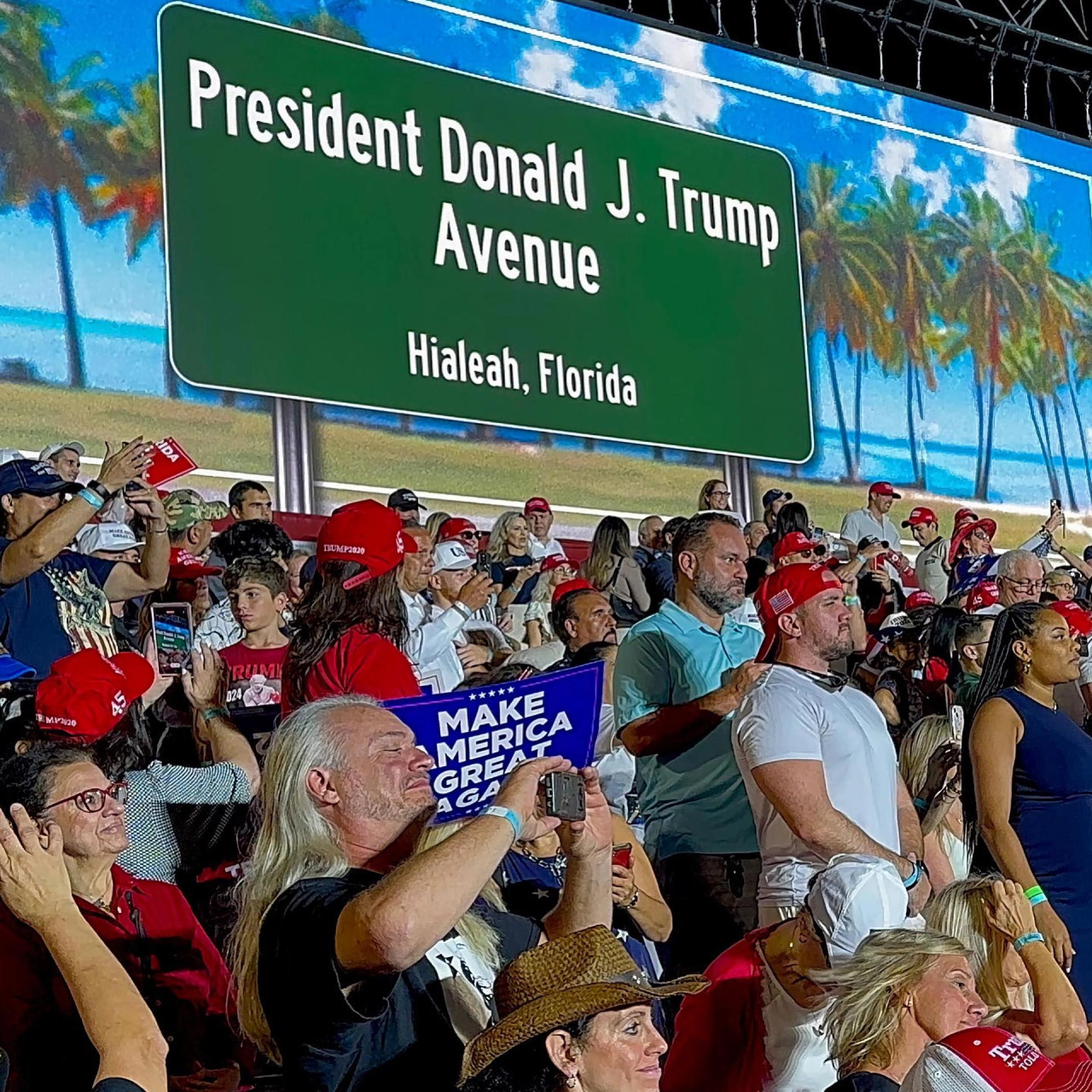 "President Donald J. Trump Avenue". Foto: EFE.