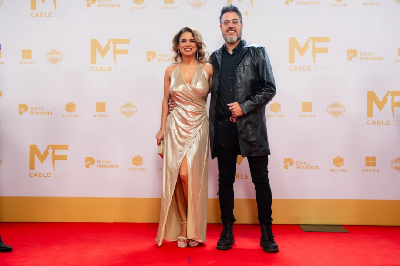 El look de Marina Calabró y Rolando Barbano en los Martín Fierro. Foto: NA.