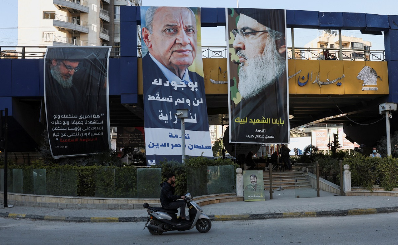 Bandera de Nabih Berri vs. el líder de Hezbollah. Foto: Reuters.