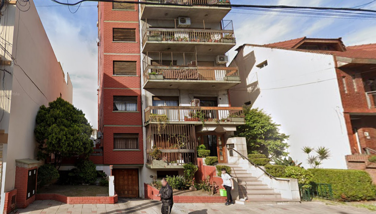 El edificio del cual cayó la mujer de Cáceres. Foto: Google Street View